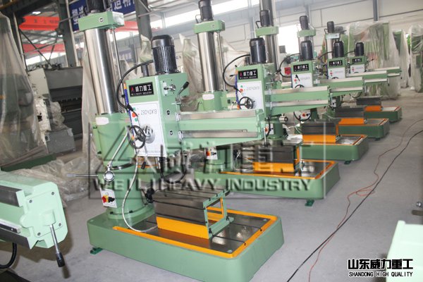 山東威力重工搖臂鉆床生產車間